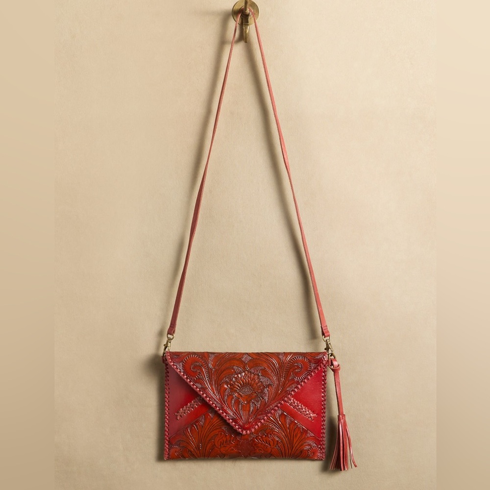 🚩 🆕 NWT Sundance “Shasta Tooled Leather Clutch” in Red.   Size: OS - Picture 6 of 6